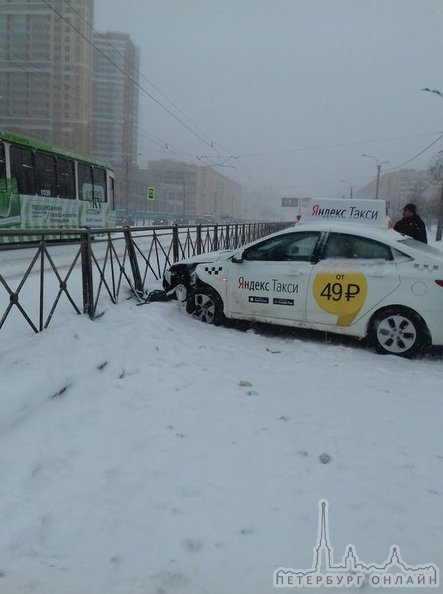 Яндекс такси и Жигули убрались на Просвещения/Руднева. Проезду мешают.