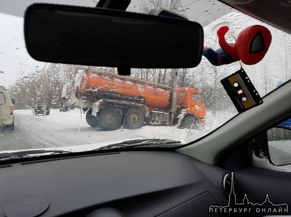 На Московском шоссе в сторону СПб перед поворотом на Красную дорогу. Не доехал бензовоз ((( Пробка, ...