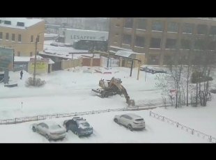 Из-за нехватки снегоуборочной техники в городе на Белоостровской включился в работу экскаватор. Чере...