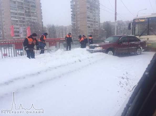 Откапывают родную ласточку на Пискаревском мосту