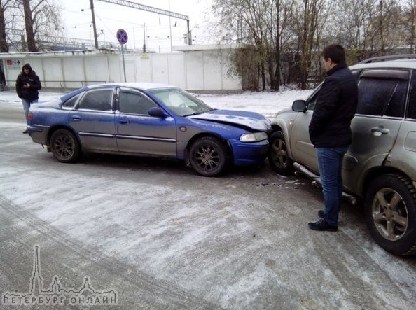 На пересечении Чугунной и Менделеевской человек смотря направо повернул налево прямо передо мной)) л...