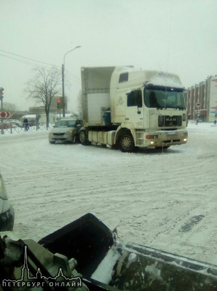 Водитель шкоды совсем и не заметил фуру на повороте с Шаумяна на Магнитогорскую .результат на лицо,п...