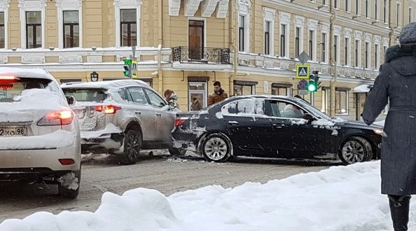 Только что. Перекресток Курляндской ул. и Старо-Петергофского проспекта. Авария на Старом-Петергофск...