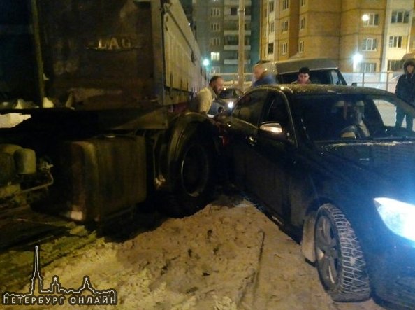 На Косыгина пробка из-за Mercedesа с грузовиком !