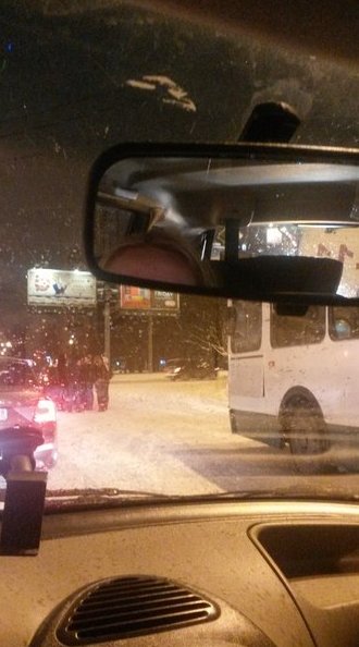 На проспекте Непокорённых в сторону пл. Мужества покорились снежной стихии автобус и машинка. Резуль...