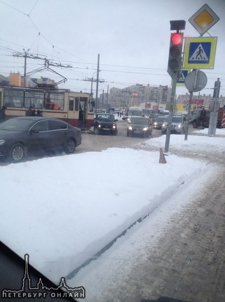 Нива залезла под трамвай на перекресике Косыгина Индустриального