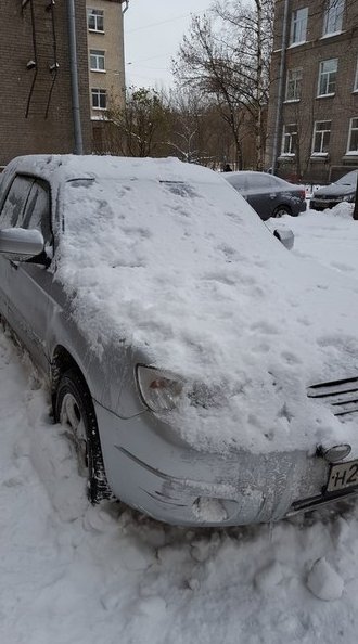 Прямо в сугроб. Автомобиль и мягкий снегопад. Новоузенск снег. Скиньте снег. Новоузенск снег много.