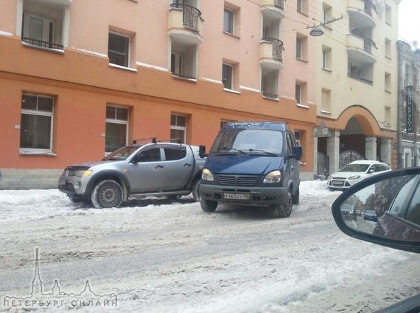 Чкаловский пр 28, ГАЗель неудачно попыталась припарковаться. Пробка в сторону м Чкаловская. Объезд п...