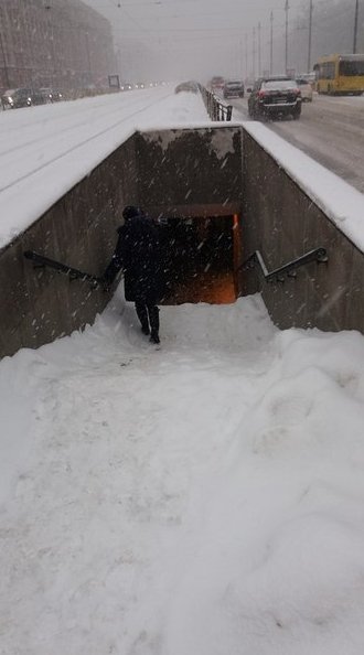 Вот так расчищают переходы у Московского Парка Победы