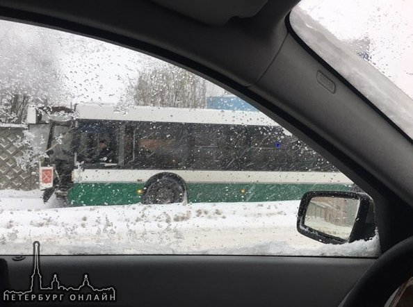 На углу приневской улицы и октябрьской набережной автобус скатился под камаз