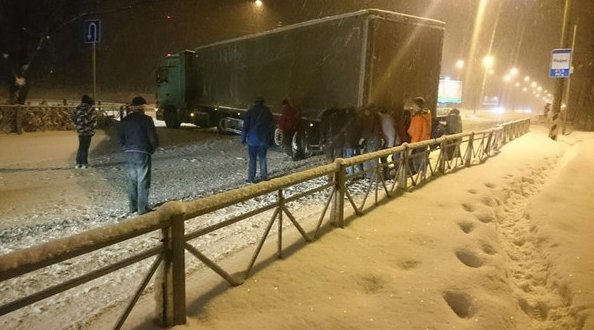 В Горской фура пошла на разворот и встала. С места не тронуться, буксует. Проезд закрыт. Пробка соби...