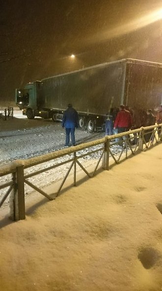 В Горской фура пошла на разворот и встала. С места не тронуться, буксует. Проезд закрыт. Пробка соби...