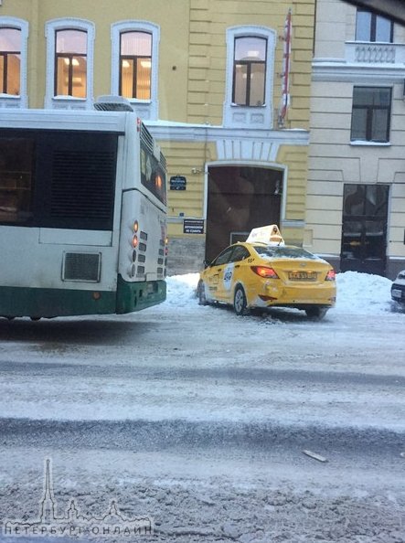 Такси и автобус на Римского Корсакова 47 . Проезд очень затруднен, объезжайте.
