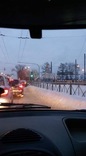 Порхая снежинками, закружились и поцеловались.В сторону Гражданского по Новороссийской пробка.