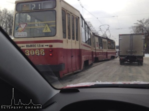 На перекрёстке Торжковской и Студенческой., Стрелка перевелась под трамваем. Пробки нет.