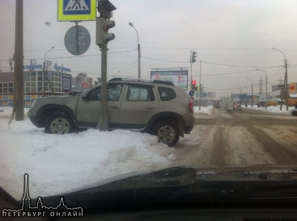На Оптиков перед Планерной Х5 в КАМАЗе со снегом, Renault подпирает столб.