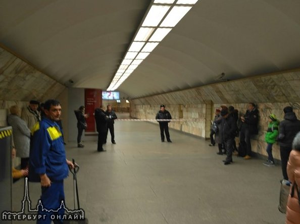 Переход на Александра Невского 2 закрыт, стоит полиция. Говорят по техническим причинам... Станция, ...
