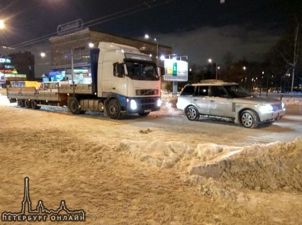 Авария произошла в 18:40 на ул.Бабушкина, прямо у метро. Ренж Ровер шмыгнул перед грузовиком(поворач...