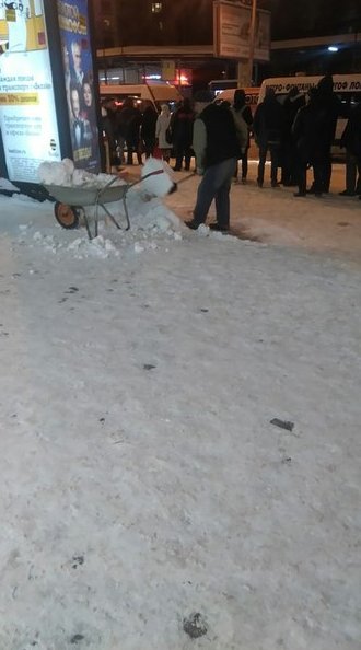 Пятница вечер суровый мороз а гость из южной страны решил погреться,грузит снег в тачку для цемента ...