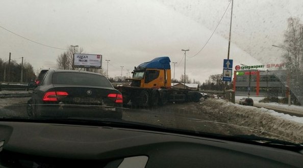 На Приморском шоссе( Лисий нос в сторону Ольгино) сложилась фура и задела микроавтобус. , возле мага...