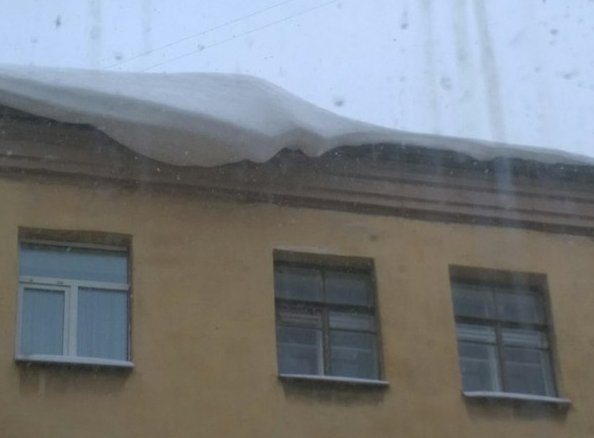 Сегодня из множества районов поступили новости о том, что снег и сосули с крыш не убирают и не сбива...
