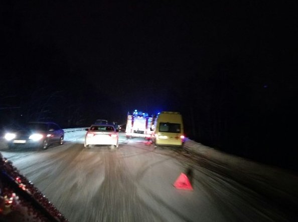 На Гостилицком шоссе в сторону Старого-Петергофа произошла серьезная авария. Столкновение трех автом...