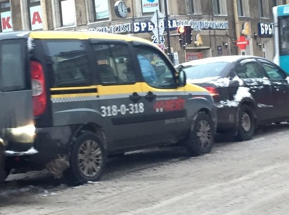 ДТП с такси и BMW на перекрёстке Невский/Садовая