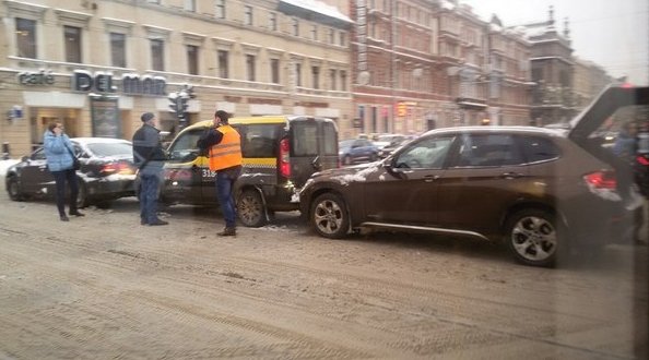ДТП с такси и BMW на перекрёстке Невский/Садовая