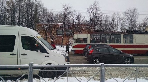 15 мин назад, проспект Науки в районе тк платформа, VW выезжал с прилегающей и ударил белый Citroen,...