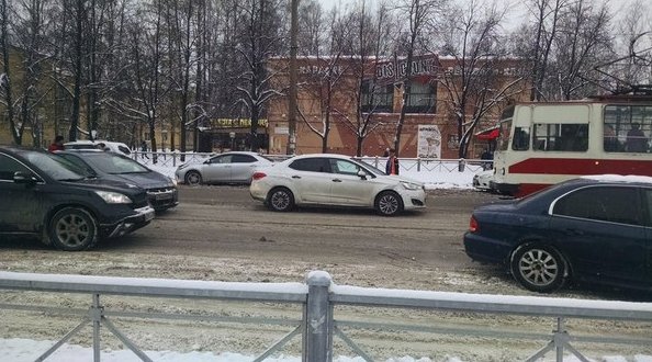 15 мин назад, проспект Науки в районе тк платформа, VW выезжал с прилегающей и ударил белый Citroen,...