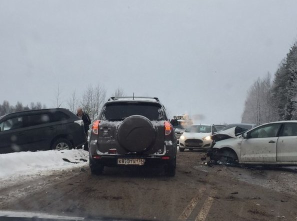 Поло и Mitsubishi Аутлендер столкнулись на дороге Скотное-Нижние Осельки 114км