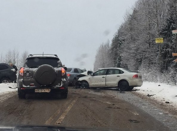 Поло и Mitsubishi Аутлендер столкнулись на дороге Скотное-Нижние Осельки 114км