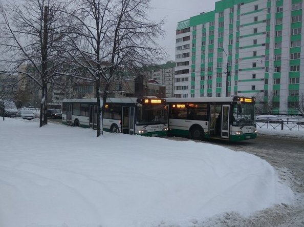 На Казакова д9 поцеловались 2 автобуса, проезда нет вообще