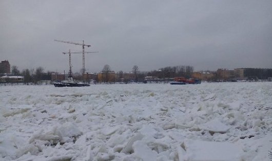 Теплоходы застряли во льдах между Финляндским и Володарским мостами