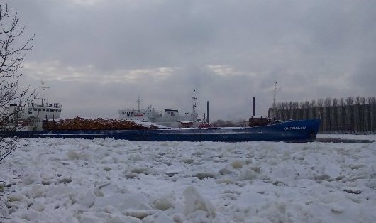 Теплоходы застряли во льдах между Финляндским и Володарским мостами