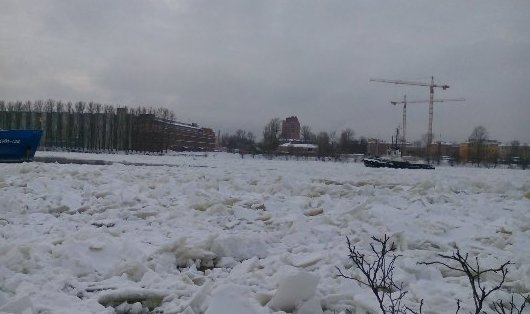 Теплоходы застряли во льдах между Финляндским и Володарским мостами