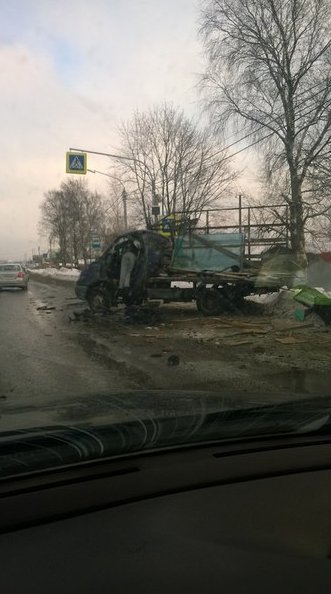 ГАЗель , перевозящая стекла столкнулась в с фурой на Колтушеском шоссе, у Янино в сторону города.