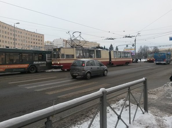 Красногвардейская площадь, трамвай догнал автобус. Растянулись на весь перекресток.