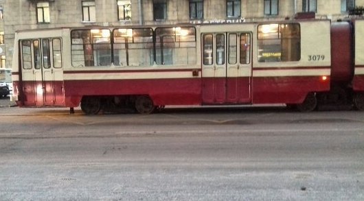 На Среднеохтинском 52/11 проспекте встали трамваи.В 30 нашли бесхозный пакет.Ждем полицию.