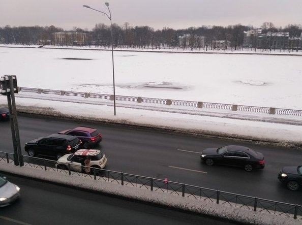 Приморский 25, в сторону центра. Медленно, но объезжают. Канистра с омывайкой вместо знака. ГИБДД на...