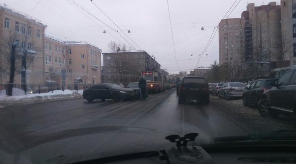 На Маршала Говорова из-за ДТП встали трамваи объезжайте!