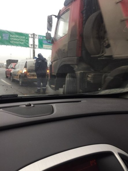 Авария на КАД (внешнее кольцо съезд на Шафировский) из 2 авто и Камаза. Собирается пробка