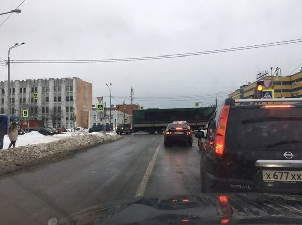 Фура и Ниссан перекрыли полностью Южное шоссе на перекрёстке с Софийской. ! Пробке быть!!