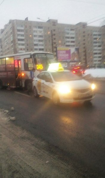 ДТП после перекрестка Космонавтов/Звёздная. Маршрутка в Яндекс такси. 10 минут назад