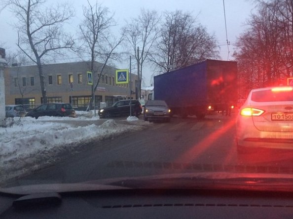 Грузовик задел Ладу на перекрестке Заставской и Цветочной