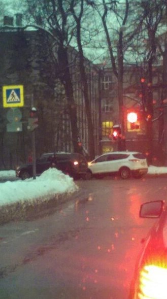 Не поделили дорогу два паркетника на Институтском проспекте у поворота на Новороссийскую ул.