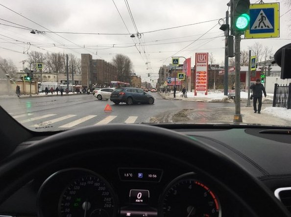 Угол 24/25 линии и Среднего проспекта. Не поделили дорогу Toyota и Opel. Стоят трамваи, собирается ...