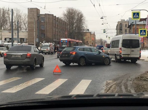 Угол 24/25 линии и Среднего проспекта. Не поделили дорогу Toyota и Opel. Стоят трамваи, собирается ...