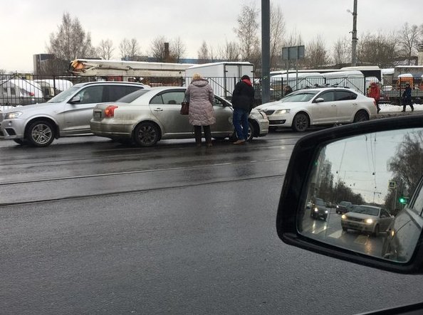 Угол 24/25 линии и Среднего проспекта. Не поделили дорогу Toyota и Opel. Стоят трамваи, собирается ...