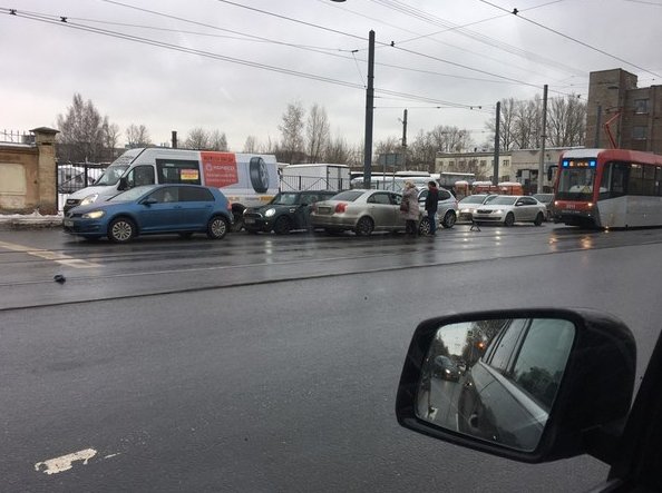 Угол 24/25 линии и Среднего проспекта. Не поделили дорогу Toyota и Opel. Стоят трамваи, собирается ...